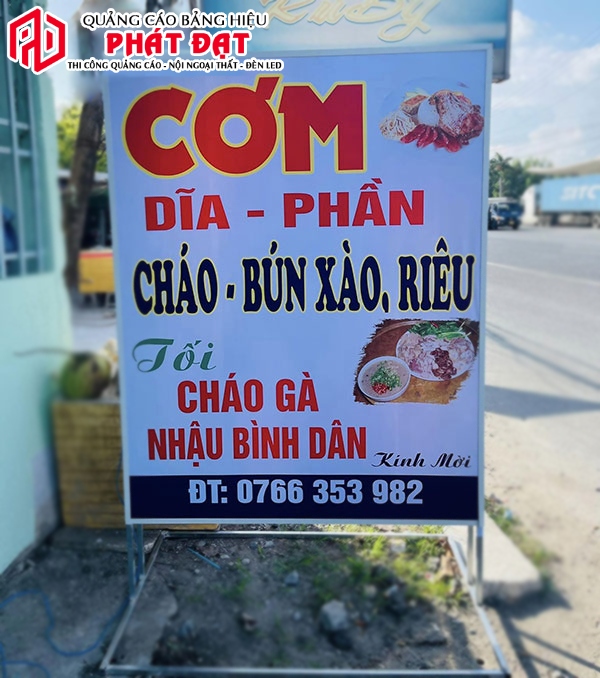 Mẫu biển hiệu hộp đèn quán cơm - Bảng hiệu hộp đèn đứng đẹp