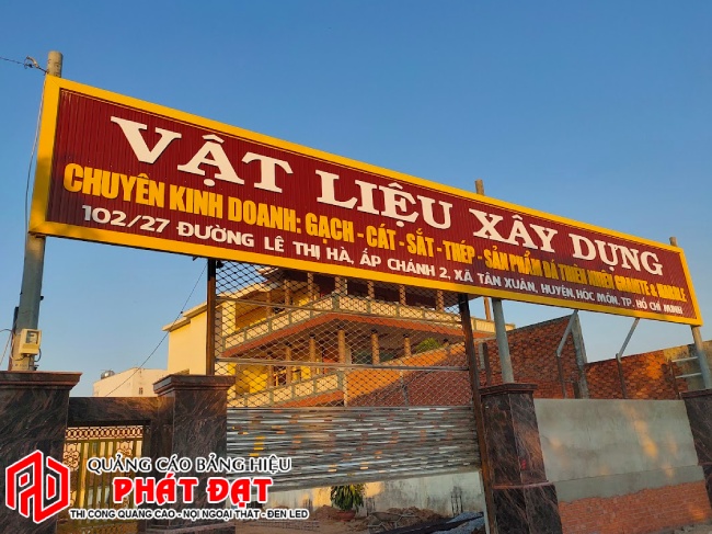 làm bảng hiệu cho cửa hàng vật liệu xây dựng bằng tôn chữ nổi