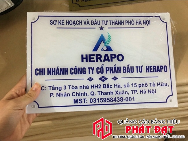 Mẫu bảng hiệu mica in UV chất lượng tại TPHCM