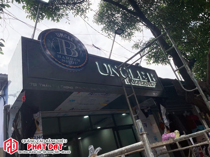 thi công bảng hiệu cắt tóc nam uncle B - Làm bảng hiệu cửa hàng chính diện