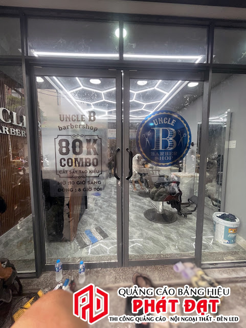 thi công bảng hiệu cắt tóc nam uncle B - dán decal cửa kính mặt trước