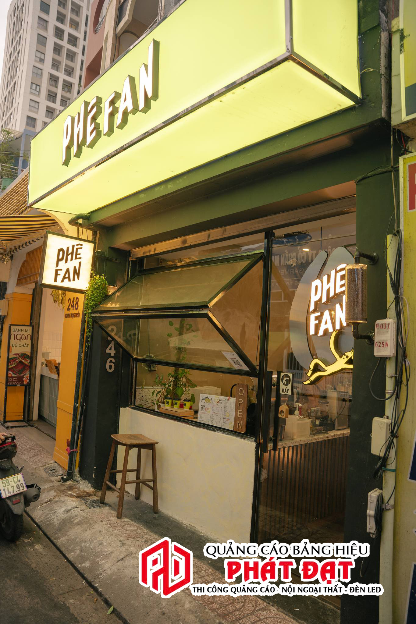 thi công bảng hiệu quán cà phê phê fan