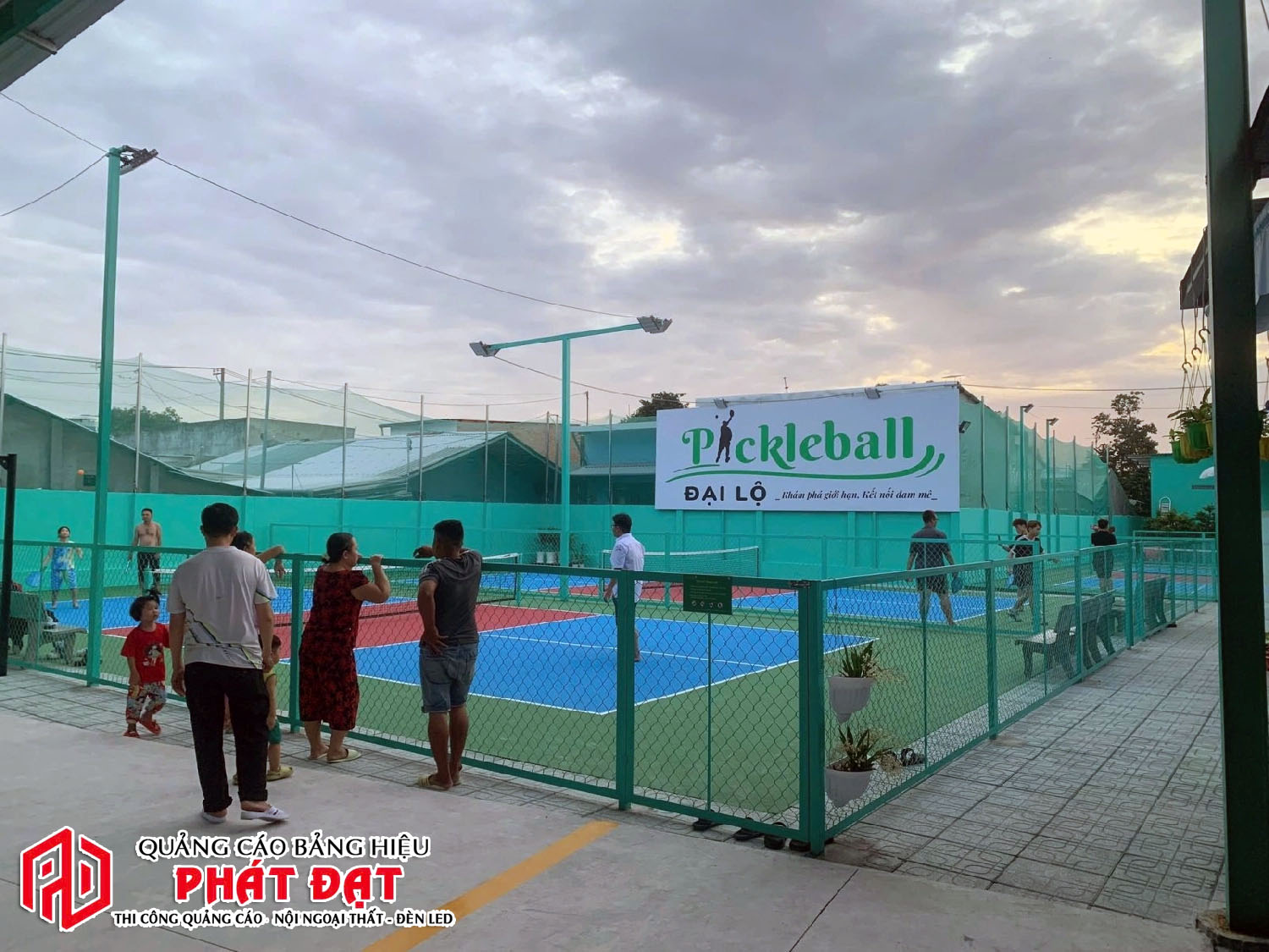 làm bảng hiệu pickleball ngoài trời đẹp