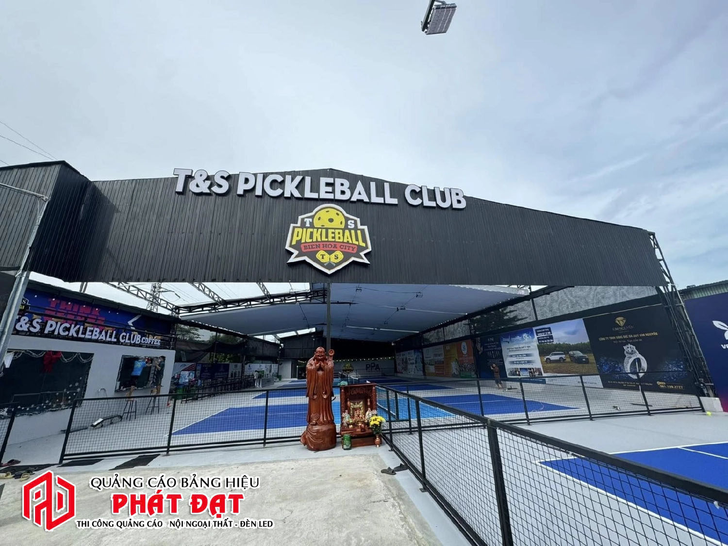 Làm bảng hiệu pickleball cho sân thể thao ngoài trời