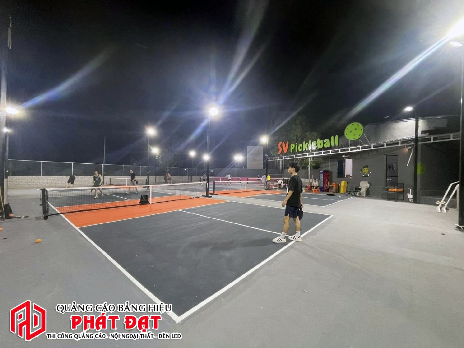 Bảng hiệu pickleball trong sân ấn tượng