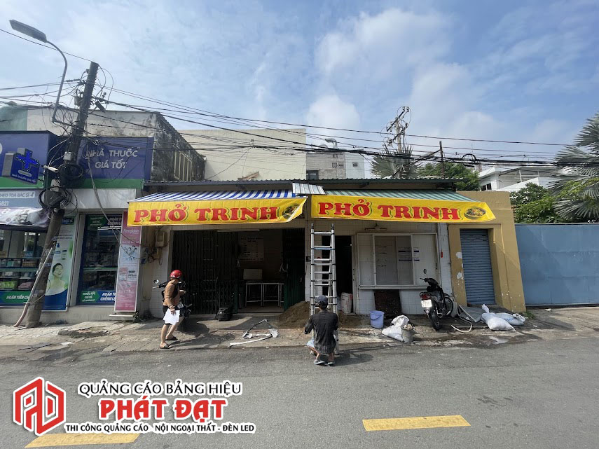 Gắn bạt mái hiên cho quán phở Trinh