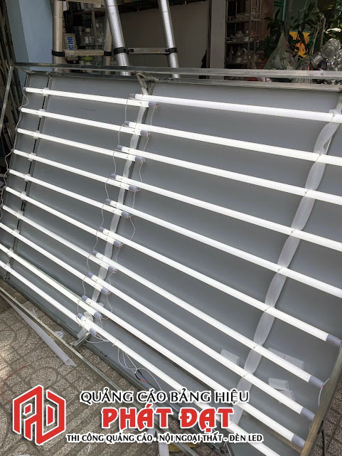 Kiểm tra đèn lắp đặt bảng hiệu giặt sấy
